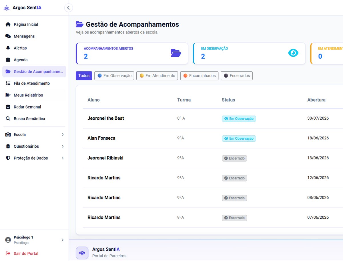 Linha do tempo de acompanhamentos com filtros por período e categorias, com dados fictícios