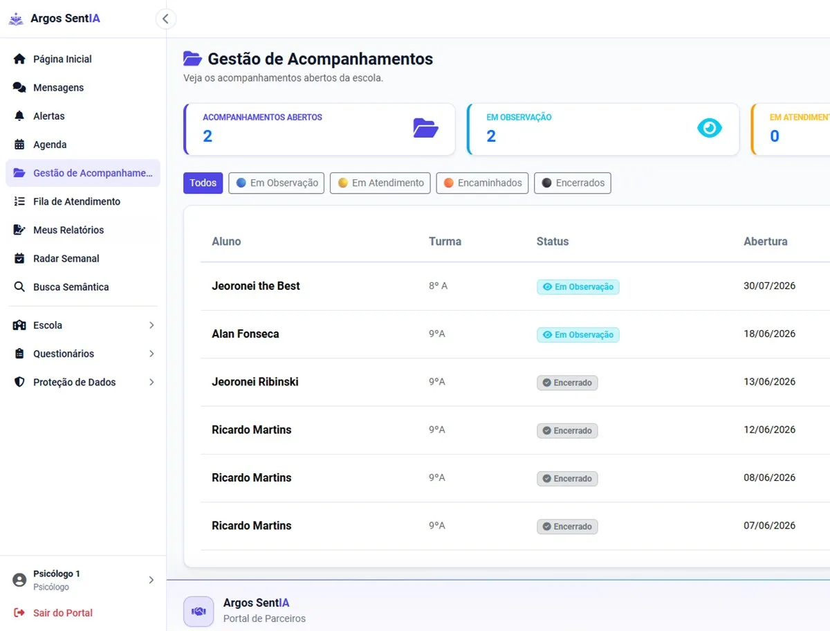 Linha do tempo de acompanhamentos com filtros por período e categorias, com dados fictícios
